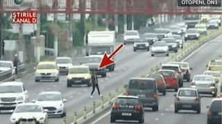 DN1 este cel mai periculos drum din tara! In loc sa foloseasca pasarela, oamenii traverseaza cum ii taie capul