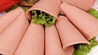 Avertismentul specialistilor: Nu mai mancati parizer! Acest produs contine otravuri devastatoare pentru organism