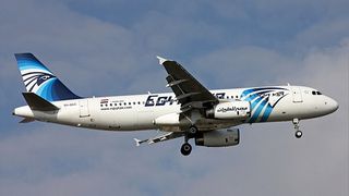 Cursa EgyptAir a emis un "mesaj de pericol" inainte sa dispara de pe radare