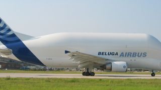 Un avion gigant a aterizat, in premiera, pe un aeroport din Romania! Sunt doar cinci astfel de aeronave in intreaga lume