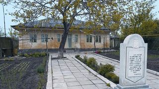 Doua obiective turistice importante din Vaslui, lasate sa se degradeze! Casa unde s-a nascut Cuza e in paragina, iar cea a lui Gheorghe Gheorghiu-Dej a fost distrusa de un incendiu!