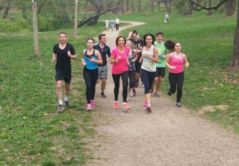 Carmen Iohannis (in mijloc) s-a antrenat in parcuri impreuna cu elevii sai