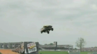 Accident spectaculos in Braila! Un sofer a "zburat" cu masina peste un sens giratoriu!