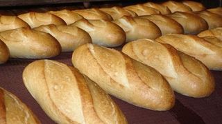 Dezvaluiri: 25 de tiruri cu paine congelata intra zilnic in Romania