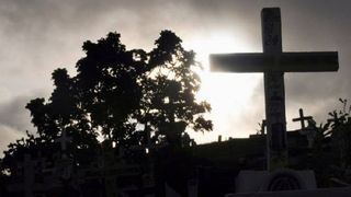 Hotarare de Guvern: cei decedati trebuie ingropati cu bratari de identificare ale firmei de pompe funebre