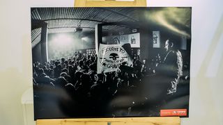 Un fotograf ranit in incendiul de la Colectiv a expus 15 fotografii realizate in noaptea tragediei. Miluta Fluieras: "Oamenii erau fericiti si nu se asteptau la nimic rau&rdquo;