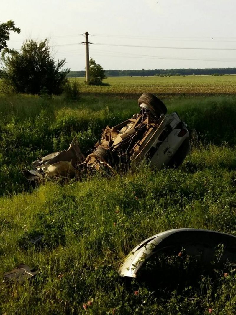 Asa arata masina dupa impactul cu un copac