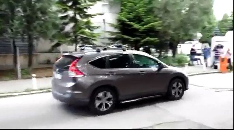 Masina a parasit in graba sediul INML