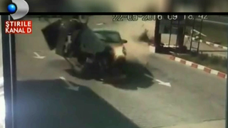 Imagini incredibile. O soferita a intrat cu masina in benzinarie si a retezat pompa de alimentare