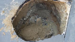 Craiova: asfaltul s-a surpat in urma unei avarii. S-a format o groapa adanca de un metru si jumatate