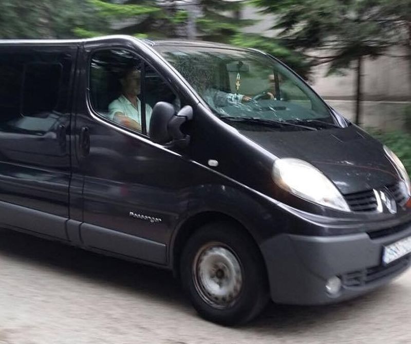 Masina funerara care a transportat sicriul la cimitir