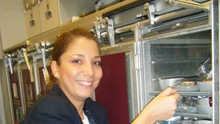 O stewardesa romanca povesteste cum a trait o experienta dramatica in avion: "Cativa pasageri mi-au spus ca au vazut scantei si foc!"