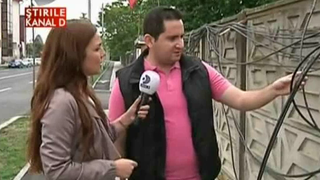 Amenajarea romaneasca! Cablurile de telefonie si internet au fost legate de... garduri! Se intampla in Timisoara!