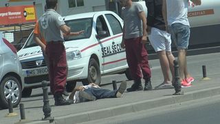 Un betiv a cazut lat pe strada, fiind salvat apoi de interventia agentilor unei firme de securitate