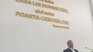 Regele Cioaba si-a facut pupitru aurit la biserica la care tine predici!