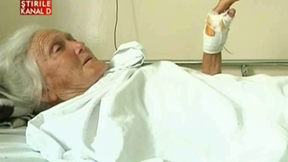 Batrana sfasiata de caini intr-un sat din Romania! Niste romi au salvat-o de la moarte!