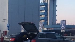Aeroportul Otopeni: masinile scumpe parcheaza pe locul rezervat persoanelor cu handicap