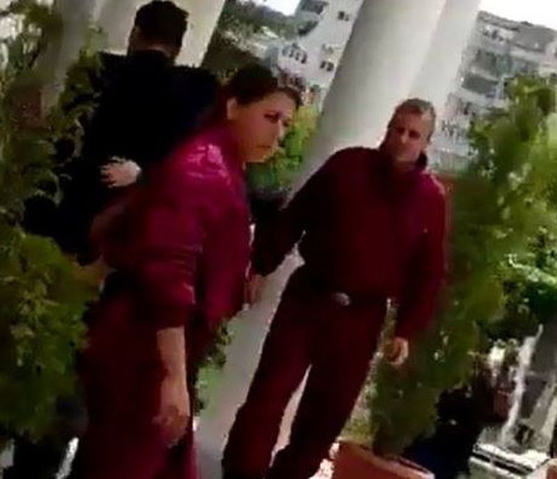 Intrarea in capela, pazita de bodyguarzi