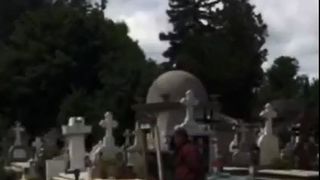 Bodyguarzi se afla si langa mormant