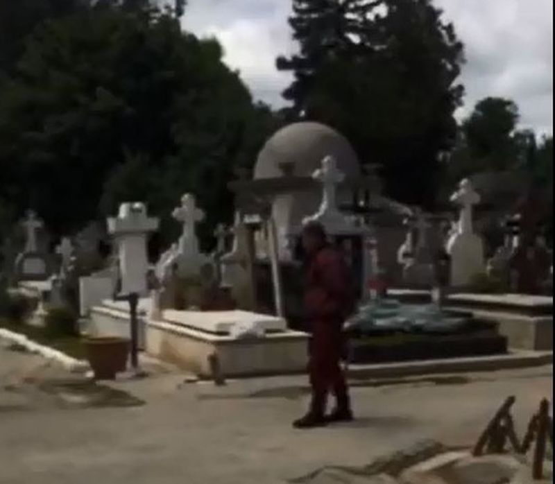 Bodyguarzi se afla si langa mormant