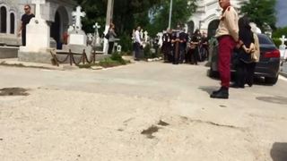 Sicriul este scos din capela si dus la groapa