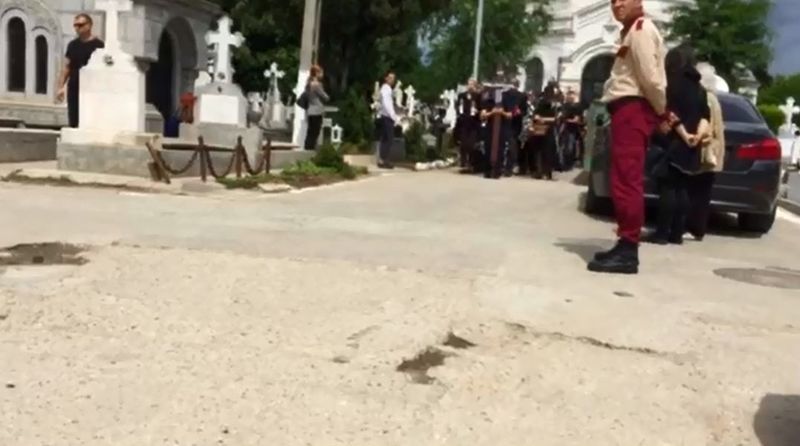 Sicriul este scos din capela si dus la groapa