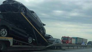 Accident spectaculos: O platforma cu masini Mercedes s-a rasturnat pe autostrada Bucuresti-Pitesti
