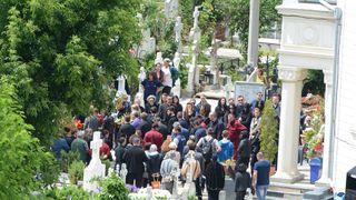 In multimea de la inmormantare s-a aflat si fosta sotie a lui Condrea. Femeia a stat tot timpul cu un sal care-i acoperea fata