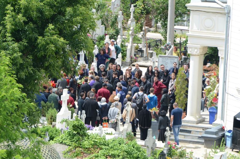 In multimea de la inmormantare s-a aflat si fosta sotie a lui Condrea. Femeia a stat tot timpul cu un sal care-i acoperea fata