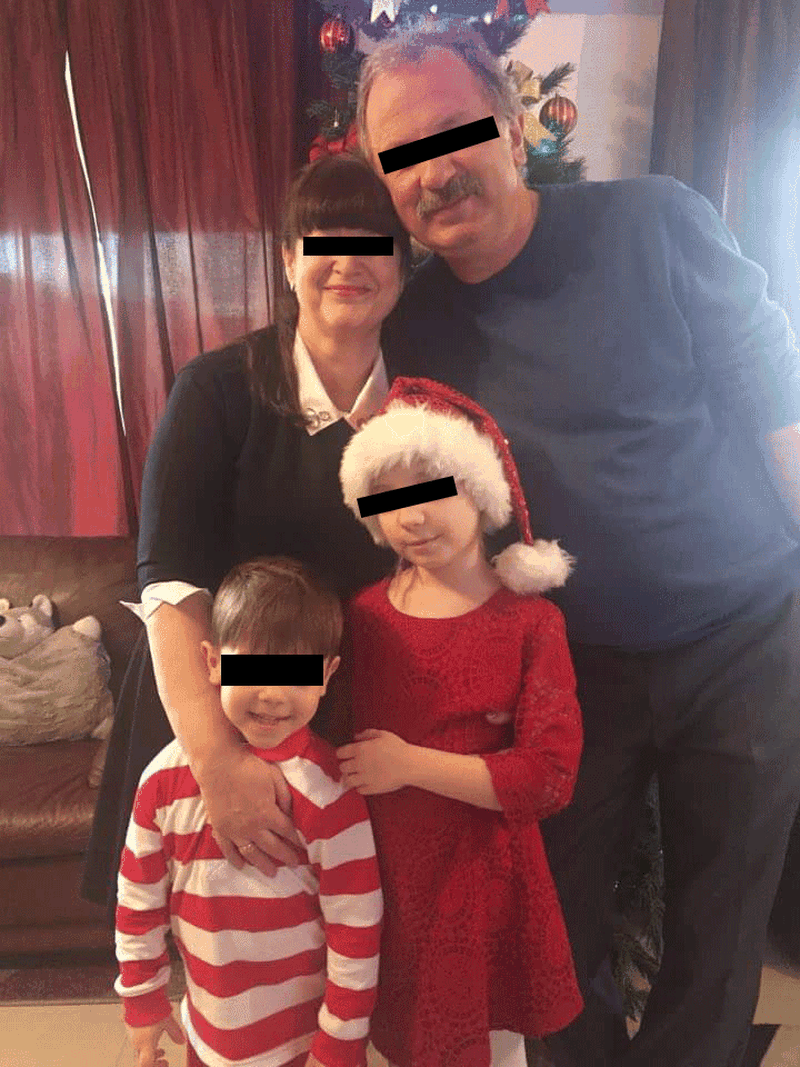 Cei doi parinti ai Ulianei, Maria si Arcadie, alaturi de David (4 ani) si Magda (10 ani) - aici imbracata in craciunita