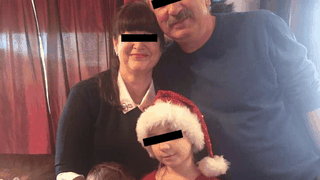 Cei doi parinti ai Ulianei, Maria si Arcadie, alaturi de David (4 ani) si Magda (10 ani) - aici imbracata in craciunita