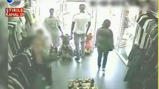 Cum actioneaza hotii de haine: in 30 de secunde, dispar din magazin cu marfa la subrat
