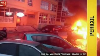 Panica intr-o parcare din Sibiu. Doua masini s-au facut scrum sub privirile trecatorilor