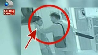 Imagini surprinse cu o camera de supraveghere: un tata bruscheaza o educatoare in gradinita