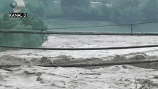 Cod rosu de inundatii: Neputinciosi in fata naturii, localnicii s-au uitat ingroziti cum viitura a distrus tot ce ii statea in cale