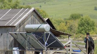 Ciobanii au intrat in era tehnologiei. Datorita panourilor fotovoltaice, au apa calda si curent la stana