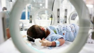 Membrii familiei fetiţei, internate la Bucuresti cu sindrom hemolitic uremic, au Bacteria E.Coli