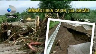 Ploile au facut prapad in Bacau. Zeci de case au fost distruse de inundatii. Localnicii nu au ramas cu nimic, in afara de credinta in Dumnezeu