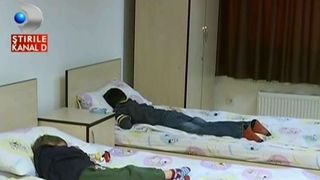 Sase copii au fost salvati in ultimul moment de protectia copilului. Traiau intre patru pereti scorojit si nu au cunoscut altceva decat bataia primita de la tatal lor