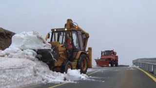 Pe Transalpina a fost iarna grea. Nametii ajung la 4-5 metri, iar drumarii se lupta cu zapada