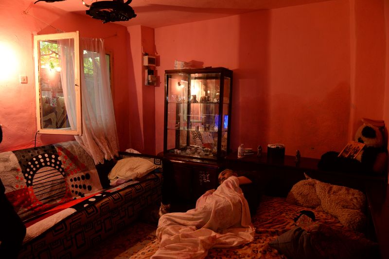 In cea de-a doua camera sta tatal bolnav si cativa copii