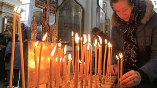 Un preot dintr-o comuna din Vrancea si-a deschis o "fabrica" ilegala de lumanari chiar in propria casa