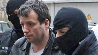 Hackerul aradean Guccifer, care a spart conturile de e-mail ale fostului presedinte Bush si ale lui Hillary Clinton, si-a recunoscut vina! Ce pedeapsa risca sa primeasca de la americani