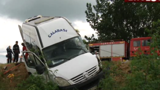Accident rutier grav in judetul Ialomita! Un microbuz a fost spulberat de un autotren pe DN 21! O persoana a murit, alte sapte au fost ranite!