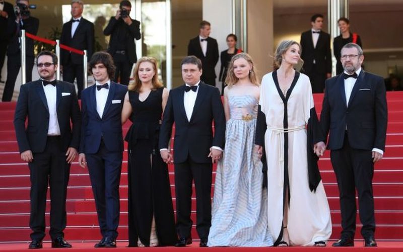 Cristi Mungiu, la festivalul de la Cannes, alaturi de actorii din filmul "Bacalaureat"