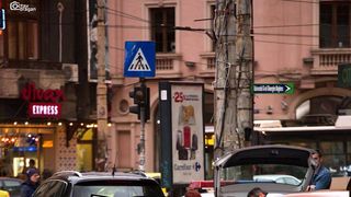 O fotografie cu doi politisti romani, care ajuta o femeie sa-si schimbe roata la masina, face ravagii pe internet