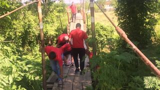 Incident in Plopu, in timpul campaniei electorale: 20 de persoane ranite dupa ce au cazut de pe un podet care s-a rupt! Printre victime se numara si o femeie insarcinata