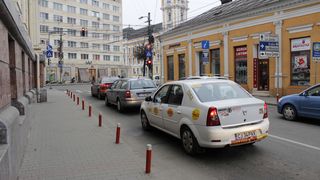 Un clujean a fost dat jos dintr-un taxi dupa numai doua minute! Soferul a fost suparat ca omul n-a vrut sa ii asculte glumele!