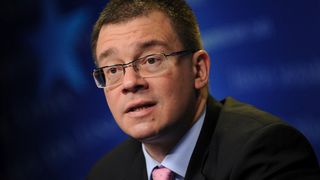 Bugetul familiei directorului SIE este de peste 10.000 de euro pe luna! Mihai Razvan Ungureanu castiga mai putin decat sotia sa, care este medic!