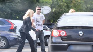 O masina opreste si Elena Udrea aproape alearga pentru a ajunge in partea cealalta a drumului